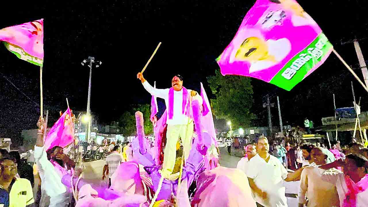 ఊరూరా గులాబీ జెండా ఎగరాలి