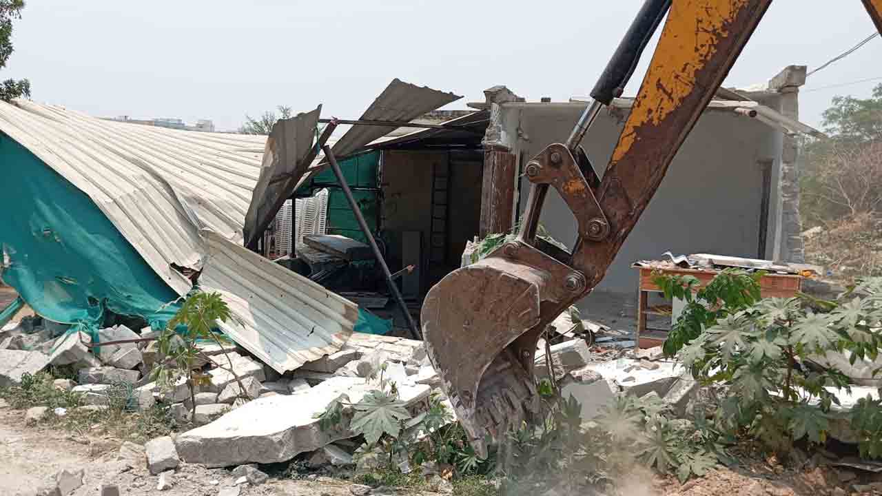 FTL Limits | ప్రభుత్వ భూములు, ఎఫ్‌టీఎల్‌ పరిధిలో చేపట్టిన నిర్మాణాల కూల్చివేత