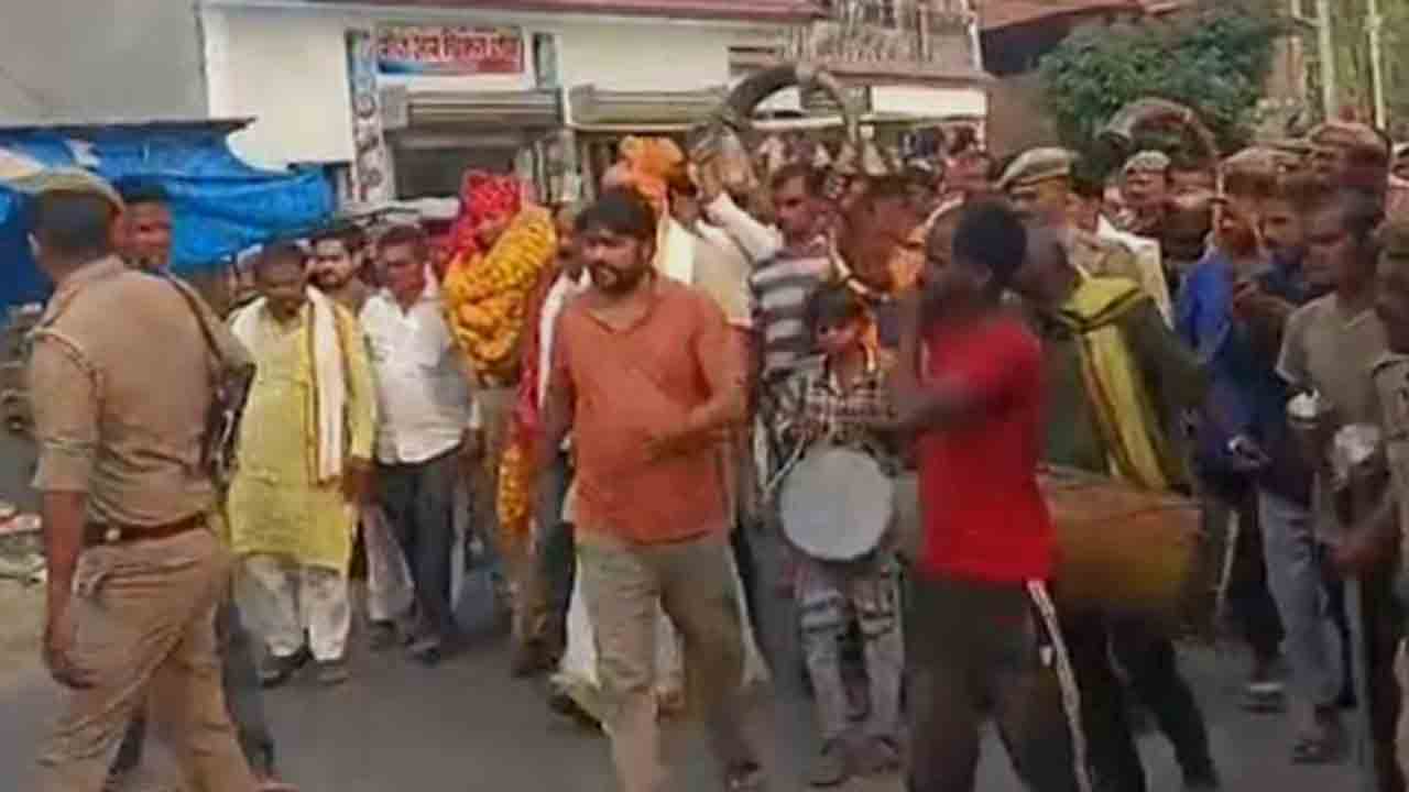 Farewell | బదిలీపై వెళ్తున్న పోలీసు ఆఫీసర్‌కు మేళతాళాలతో ఘనంగా వీడ్కోలు పలికిన స్థానికులు