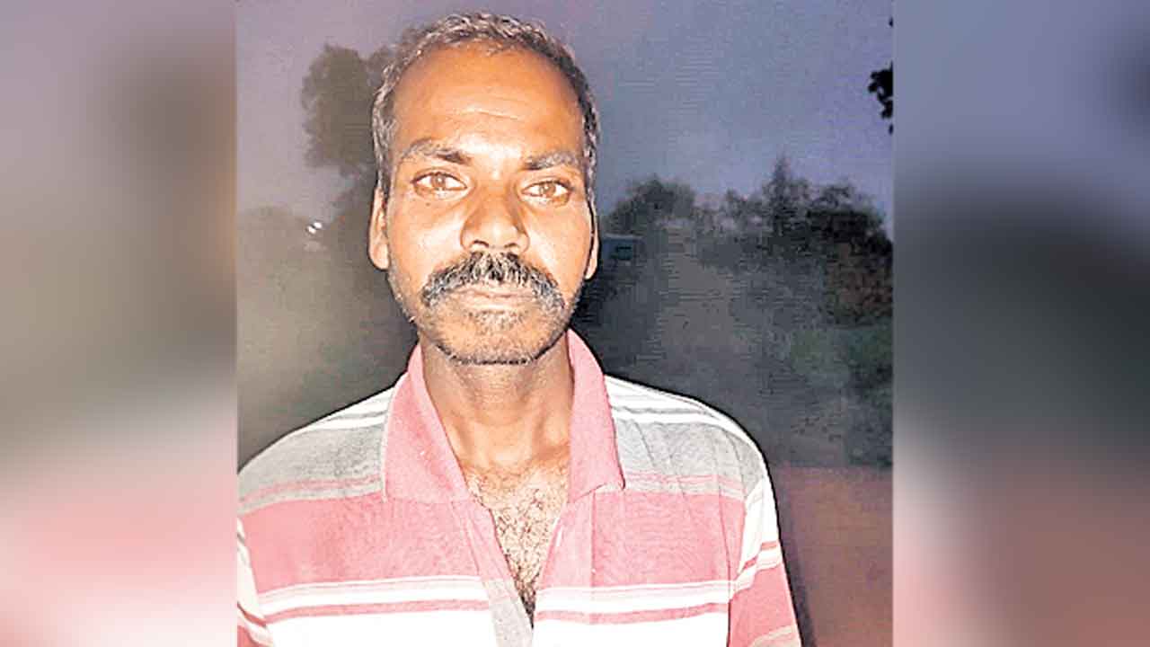 నీళ్లందక ఎండిన పంట.. రైతు ఆత్మహత్య