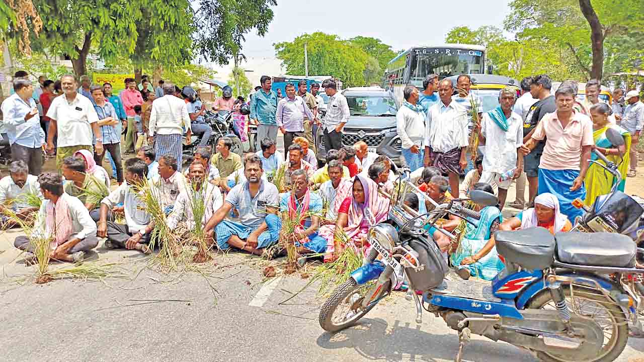 తడిసిన ధాన్యం.. ఏదీ పరిహారం?
