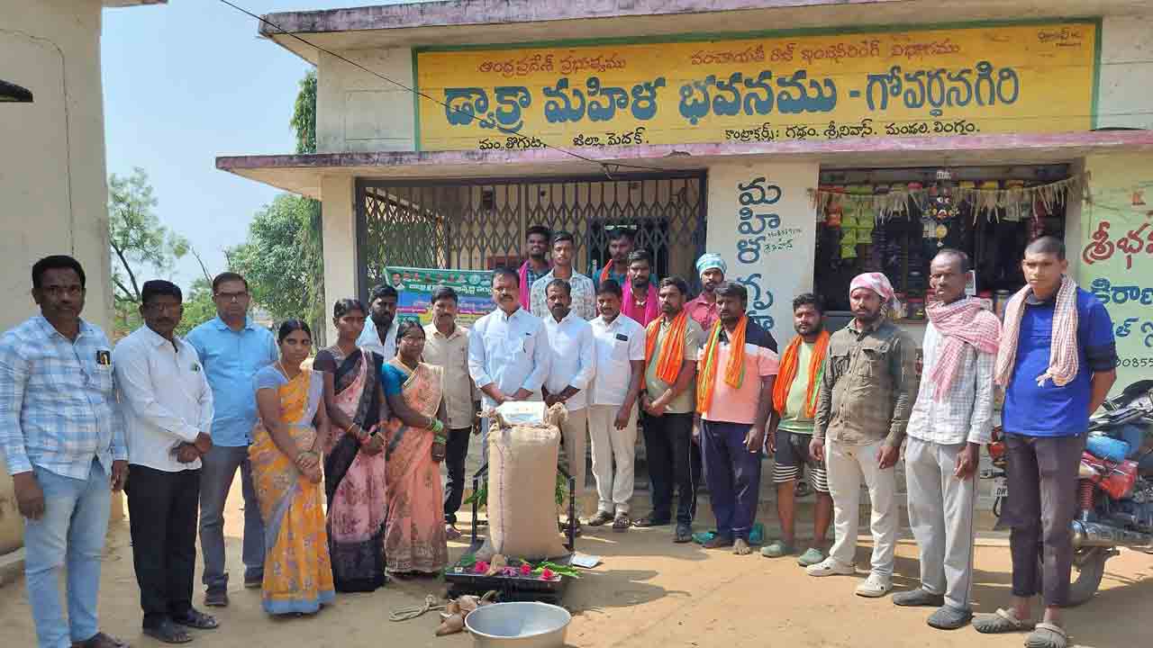 Farmers | రైతులు దళారులను నమ్మి మోసపోవద్దు : తొగుట సొసైటీ చైర్మన్ కె హరికృష్ణారెడ్డి