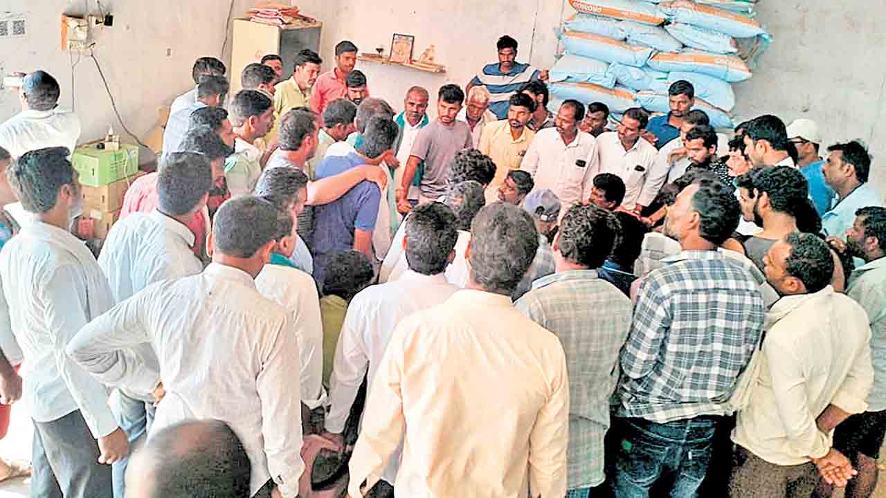 ధాన్యం కాంటాలో నిర్లక్ష్యంపై ఫైర్