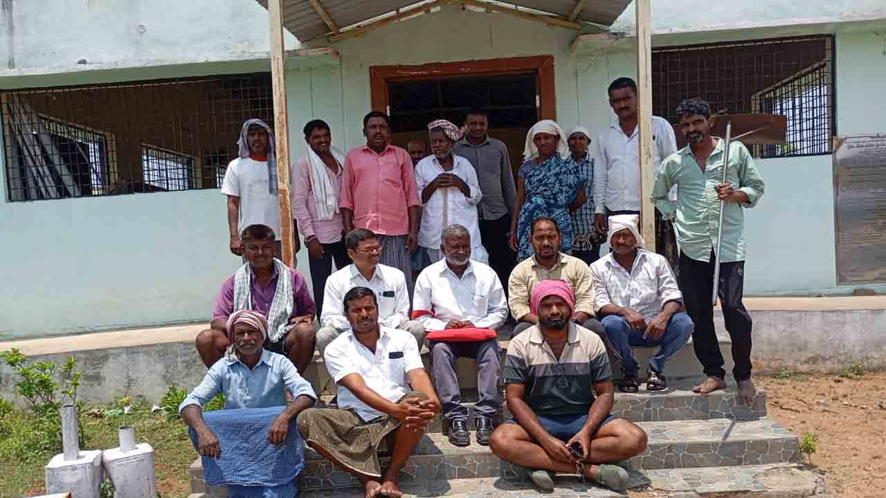 Dharna | ధాన్యం కొనుగోలు కేంద్రాల్లో దోపిడీని అరికట్టాలని ధర్నా