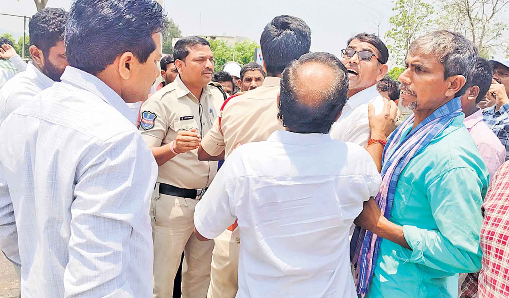 ఎమ్మెల్యే కాన్వాయ్ని అడ్డుకున్న రైతులు
