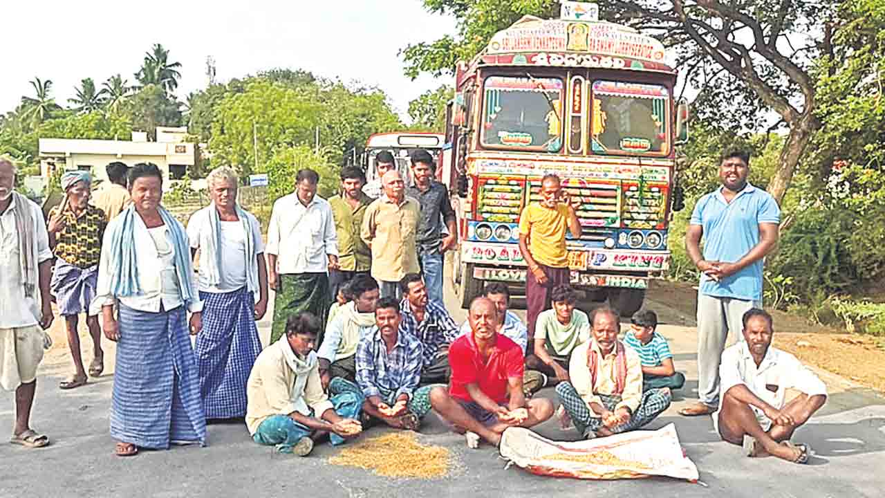 ధాన్యం కొనుగోలు చేయాలని ధర్నా