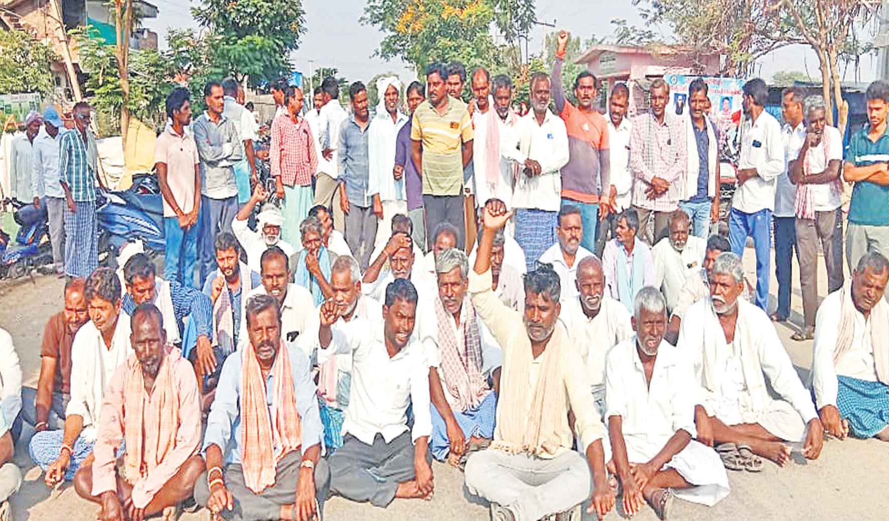 వడ్లు కొనాలని రోడ్డెక్కిన రైతులు