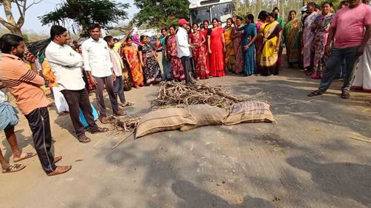 Farmers Protest | ధాన్యాన్ని కొనుగోలు చేయడం లేదని రోడ్డుపై బైటాయించిన రైతులు.. సీఎం డౌన్ డౌన్ అంటూ నినాదాలు