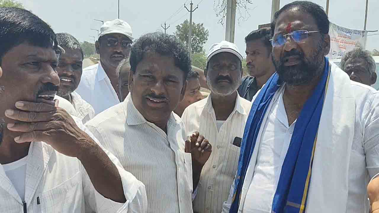 Jurala project | జూరాల ప్రాజెక్టు నుంచి నీటిని విడుదల చేసి పంటలను కాపాడాలి.. ఎమ్మెల్యేకు రైతుల మొర