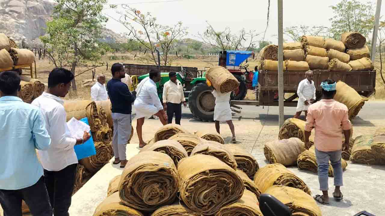 రైతులకు గన్నీ గోస!