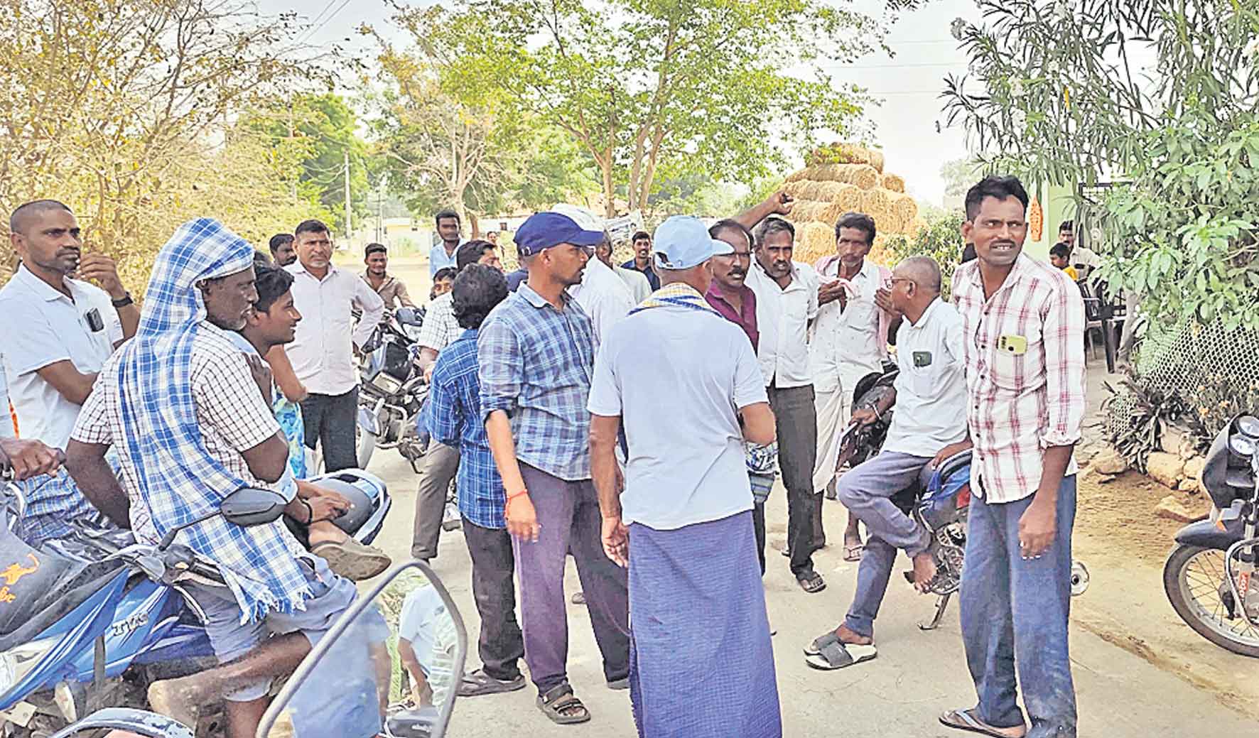 ధాన్యం కొనుగోళ్లలో జాప్యంపై రైతుల ఆగ్రహం