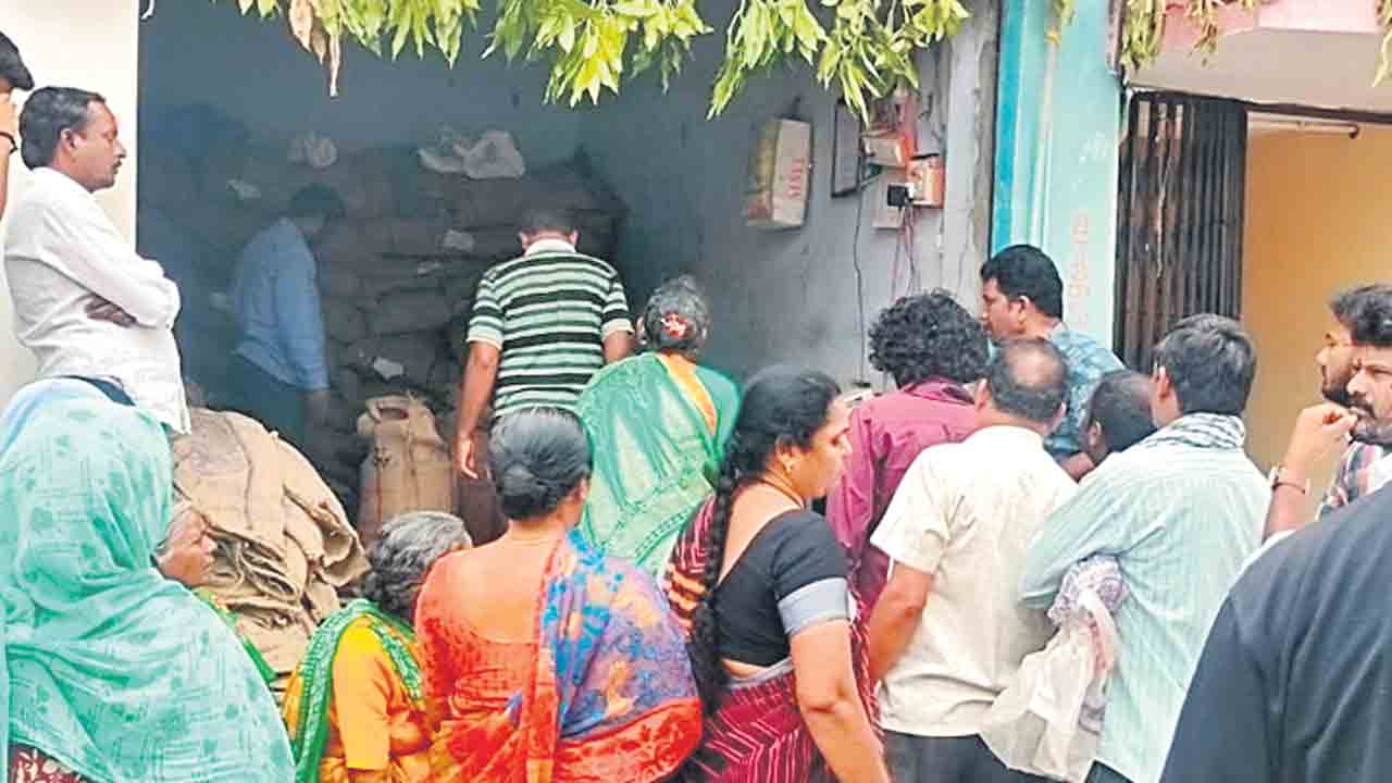 సన్న బియ్యం సరే… రేషన్‌ కార్డులేవి