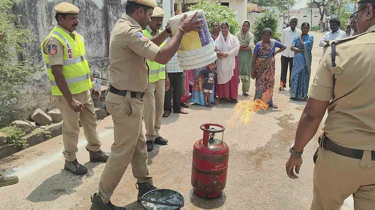 Fire Accidents | అగ్నిప్రమాదాలపై నిర్లక్ష్యం వహించొద్దు.. అగ్నిమాపక వారోత్సవాల్లో సిబ్బంది