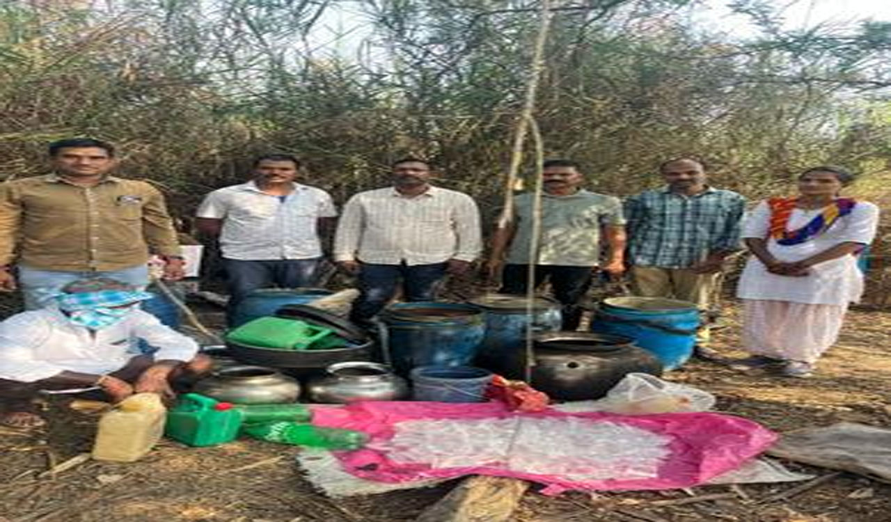 VEENAVANKA | గుడుంబా స్థావరంపై టాస్క్ ఫోర్స్, ఎక్సైజ్ దాడులు