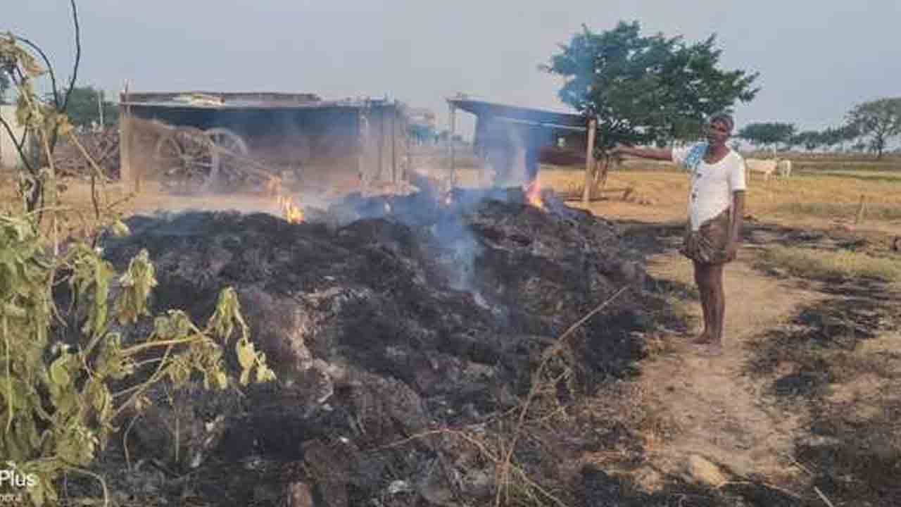 Maktal | గడ్డివాము దగ్ధం.. రూ.70 వేలు నష్టం