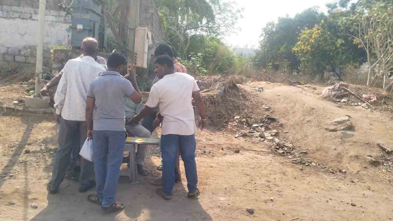 Gambling | మెయిన్ రోడ్‌పై మూడు ముక్కలాట.. ప్రశ్నిస్తే బెదిరింపులు