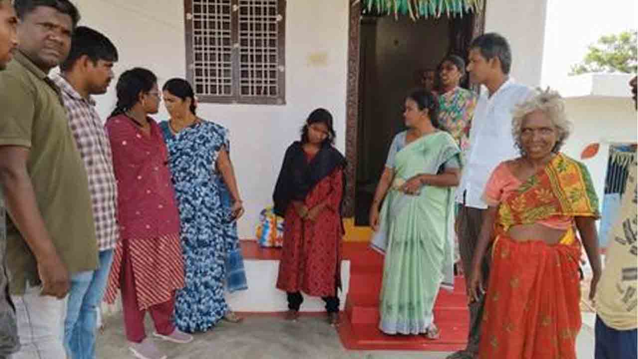 Nagarkurnool | తప్పిపోయిన బాలికను తల్లిదండ్రుల వద్దకు చేర్చిన చైల్డ్ వెల్ఫేర్ అధికారులు