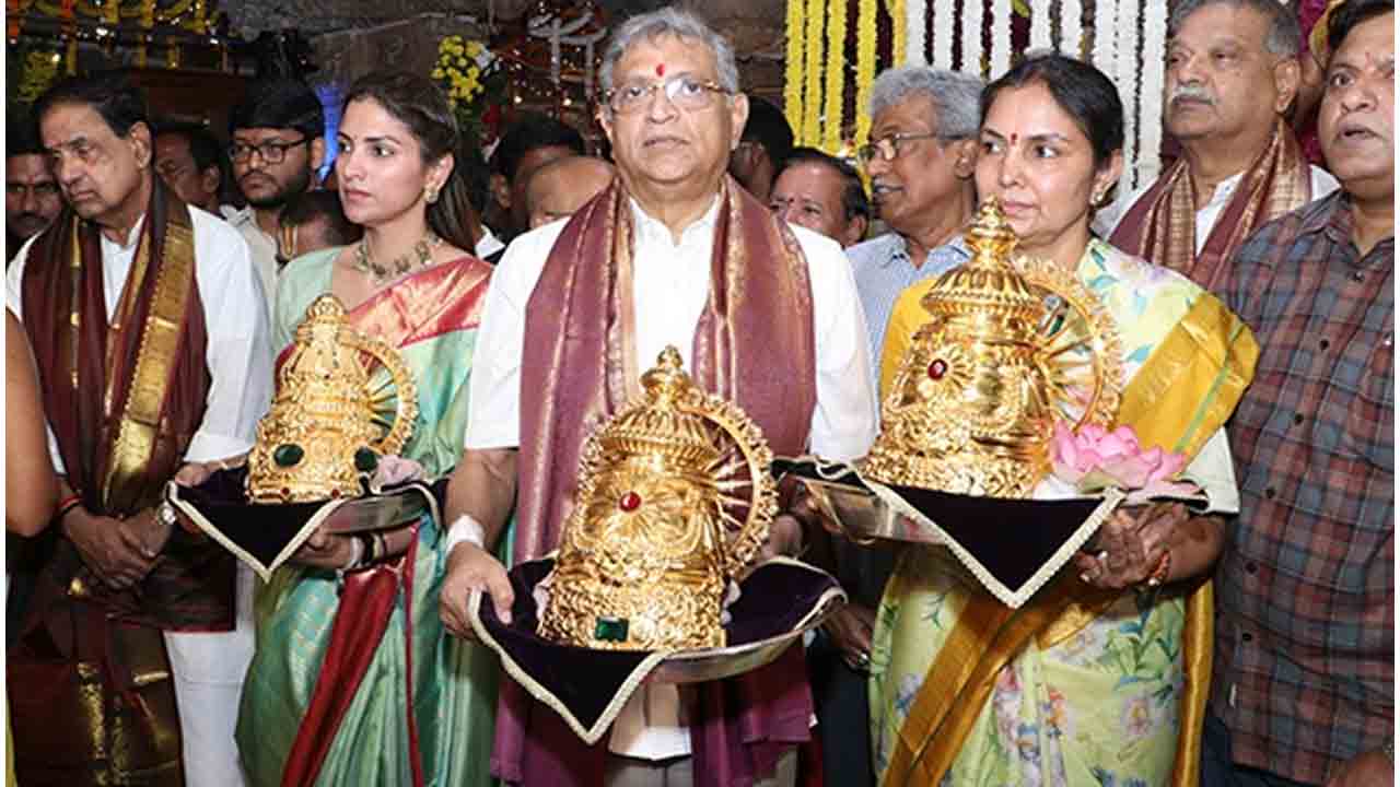 Gold Crowns | ఒంటిమిట్టలో శ్రీ సీతారామ లక్ష్మణులకు రూ.6.60 కోట్లతో స్వర్ణ కిరీటాలు విరాళం