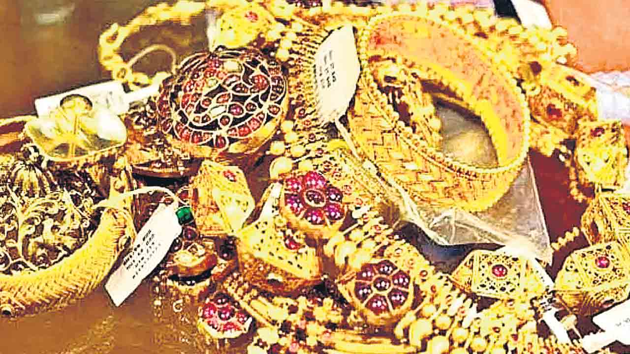 పుత్తడి పరుగో పరుగు మరో 1,800 పెరిగిన తులం