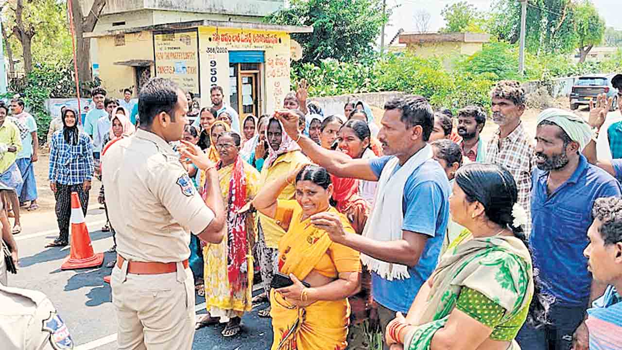 వడ్లెప్పుడు కొంటరు.. కొనుగోళ్ల జాప్యంపై రైతుల కన్నెర్ర