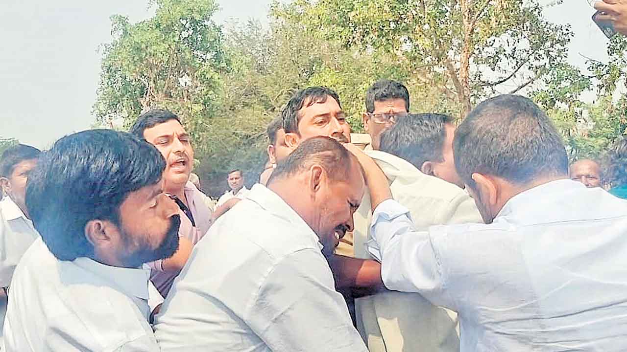 కాంగ్రెస్‌ గూండాగిరీ.. ఠాణా ఎదుట ఆందోళన.. కాంగ్రెస్‌ నేతలపై కేసు నమోదు