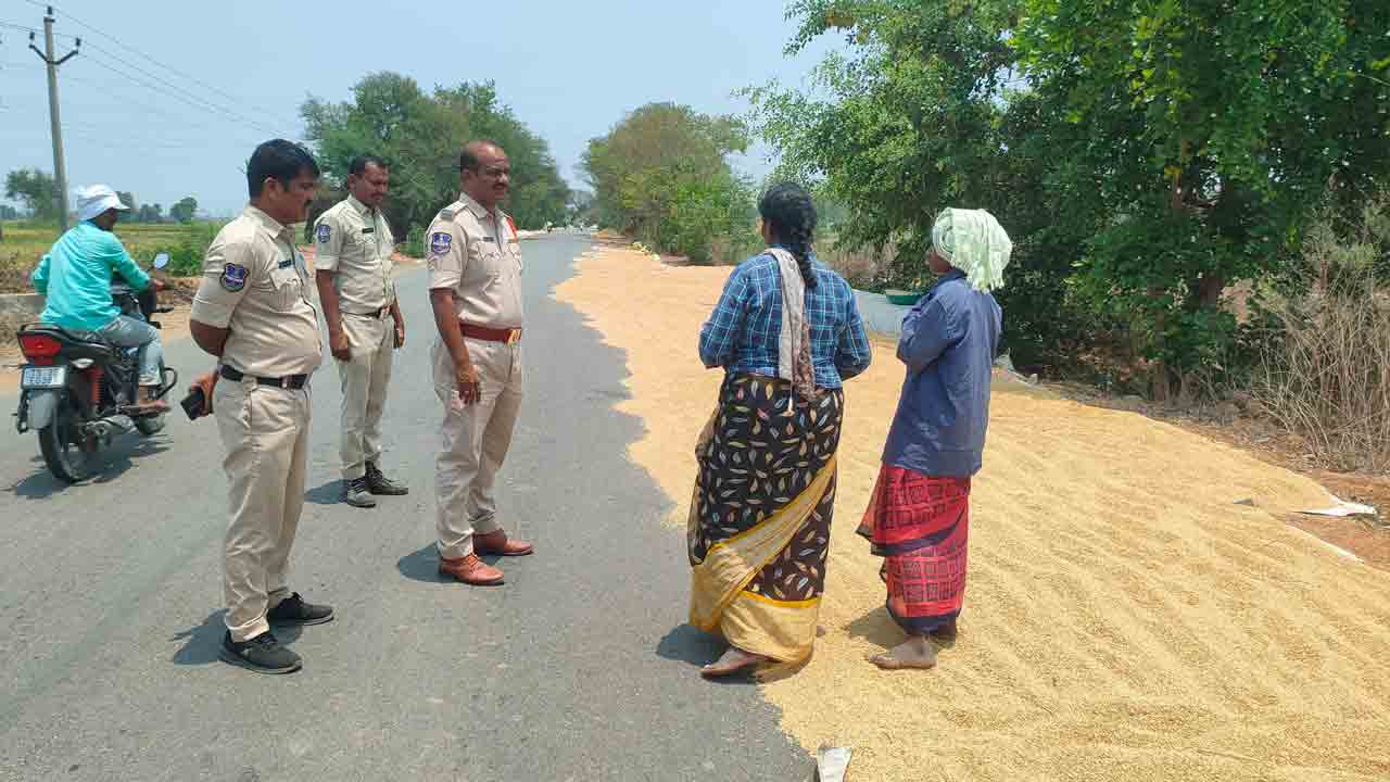 Grains on Roads | రోడ్లపై ధాన్యం ఆరబోస్తే చర్యలు తప్పవు: ఎస్సై శ్రీనివాస్‌ గౌడ్‌