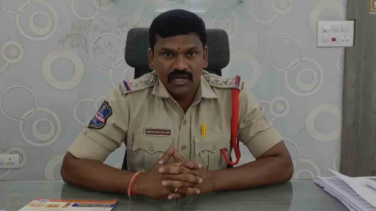 Grains on Roads | రోడ్లపై ధాన్యం ఆరబోస్తే కేసులు నమోదు : సీఐ వెంకటరాజగౌడ్‌