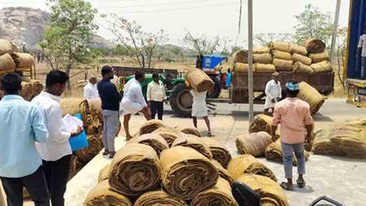 Gunny Bags | ధాన్యం కొనుగోలు కేంద్రాలకు అరకోర గన్నిబ్యాగులు.. అరిగోస పడుతున్న రైతులు
