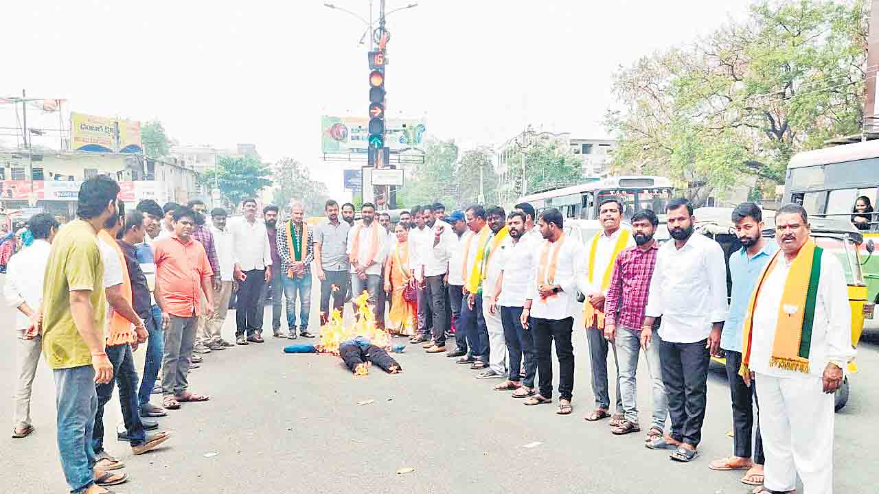 హెచ్‌సీయూ భూములను కాపాడాలి