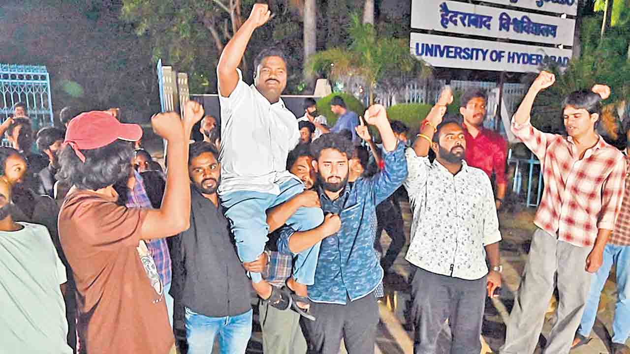 హెచ్‌సీయూ విద్యార్థి నవీన్‌ విడుదల