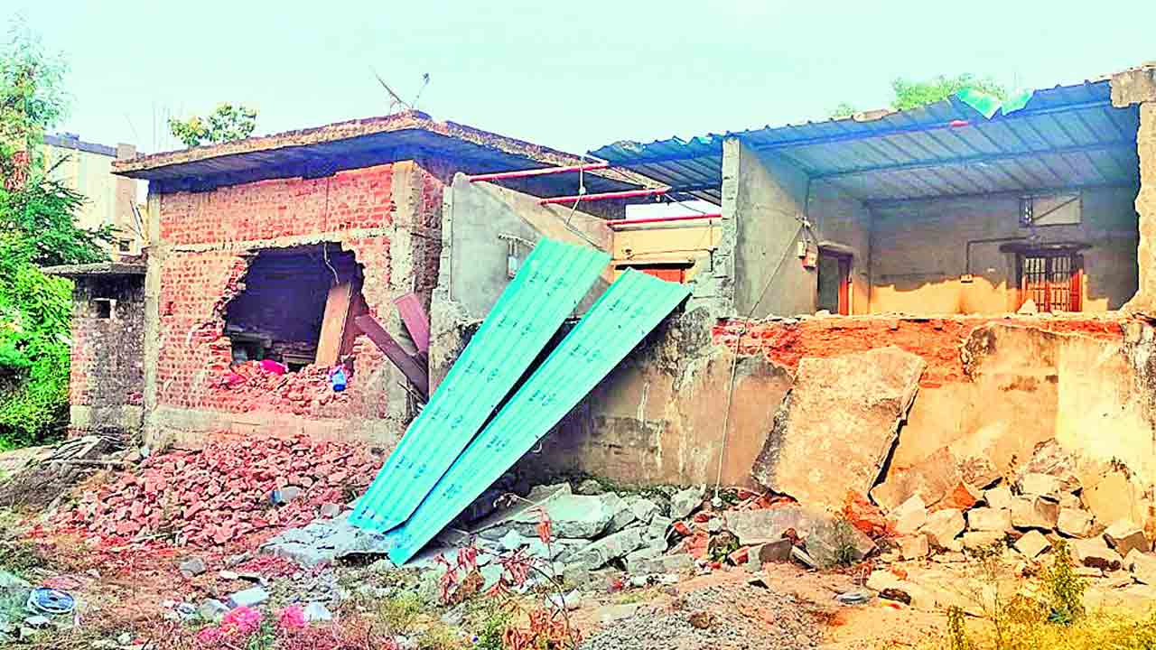 ఎమ్మెల్యే నాయిని అనుచరుడి వీరంగం