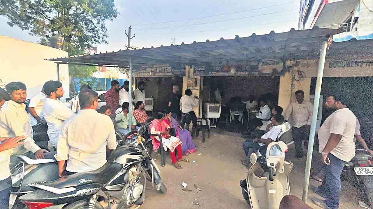 నేటి నుంచి పనులు చేయొద్దని తీర్మానం