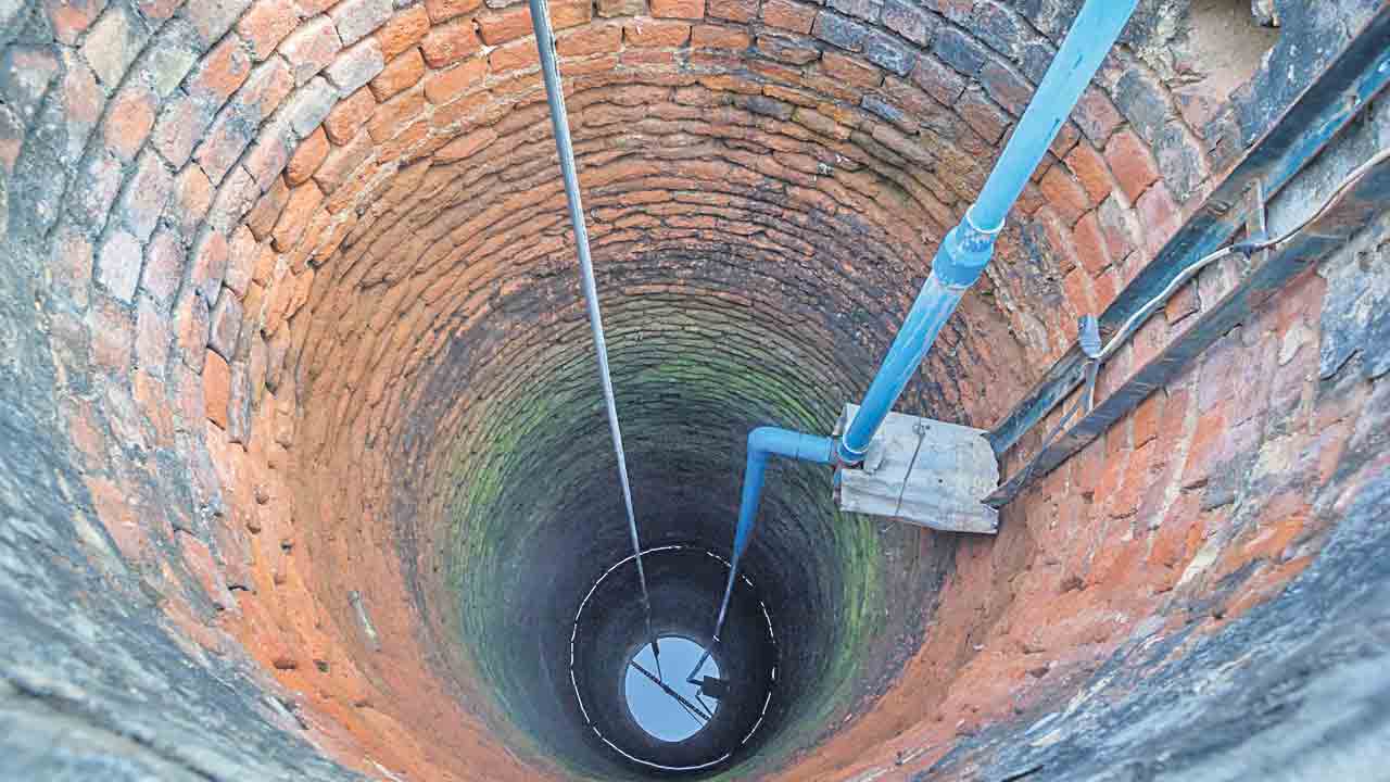 అడుగంటుతున్న భూగర్భ జలాలు