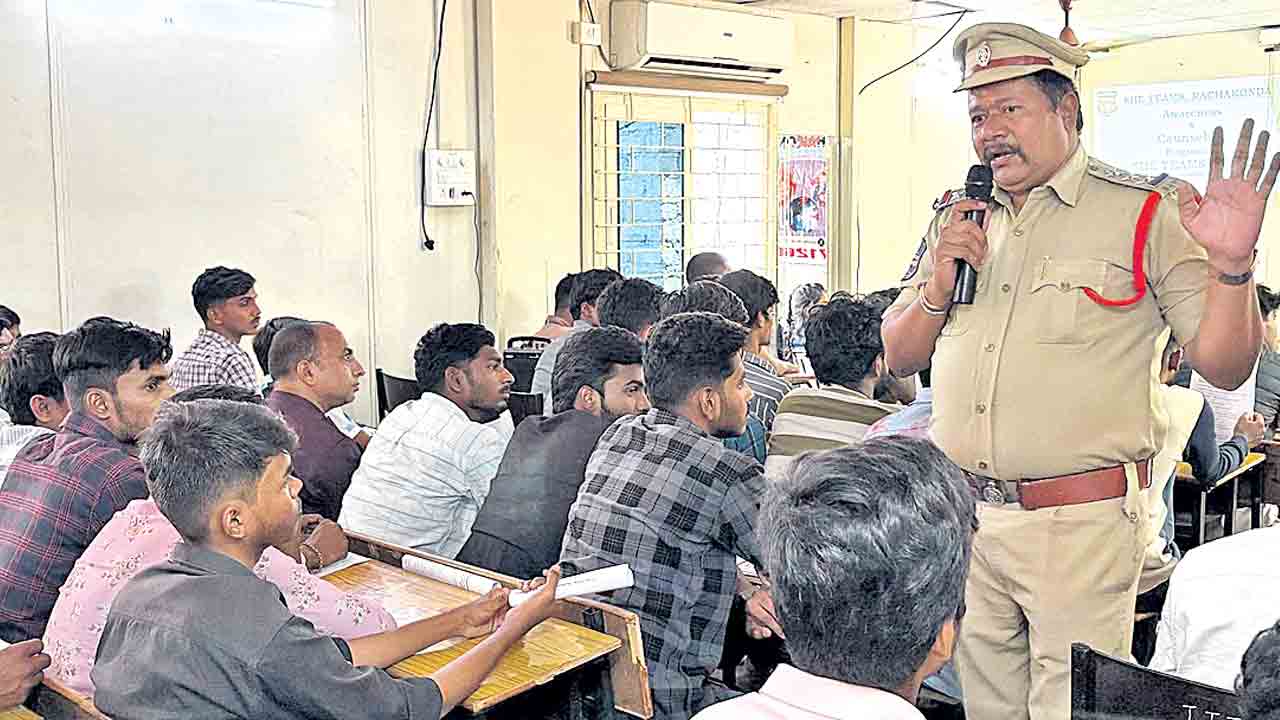 పట్టుబడ్డ పోకిరీలకు కౌన్సిలింగ్‌