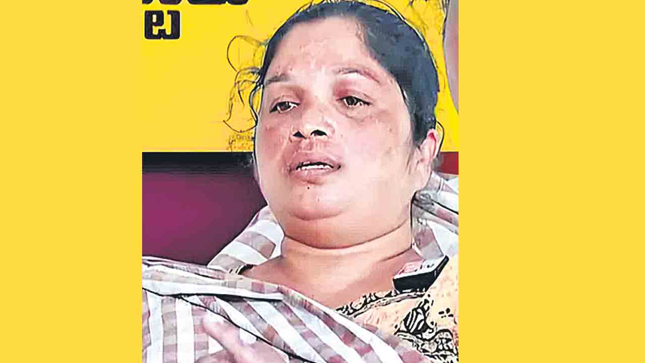 నడిరోడ్డుపై కత్తులతో పొడిచి.. మహిళ దారుణ హత్య