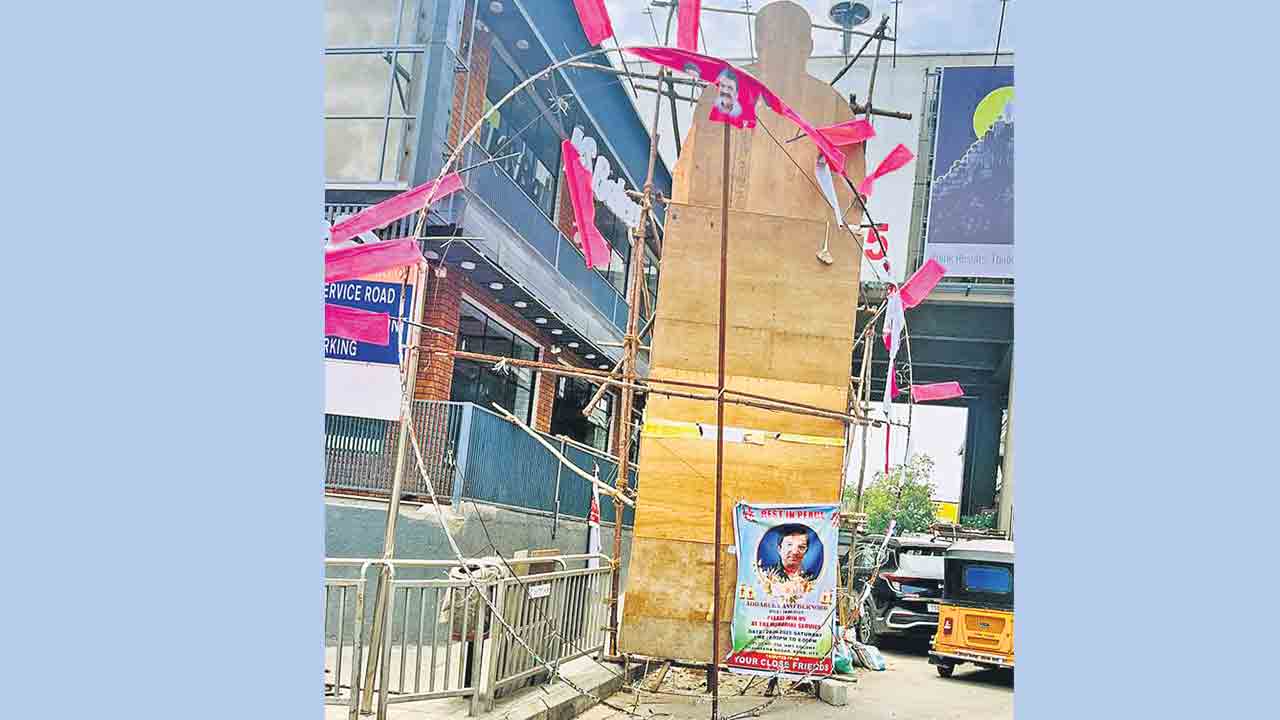 బీఆర్‌ఎస్‌ ఫ్లెక్సీలను చించేసిన కాంగ్రెస్‌