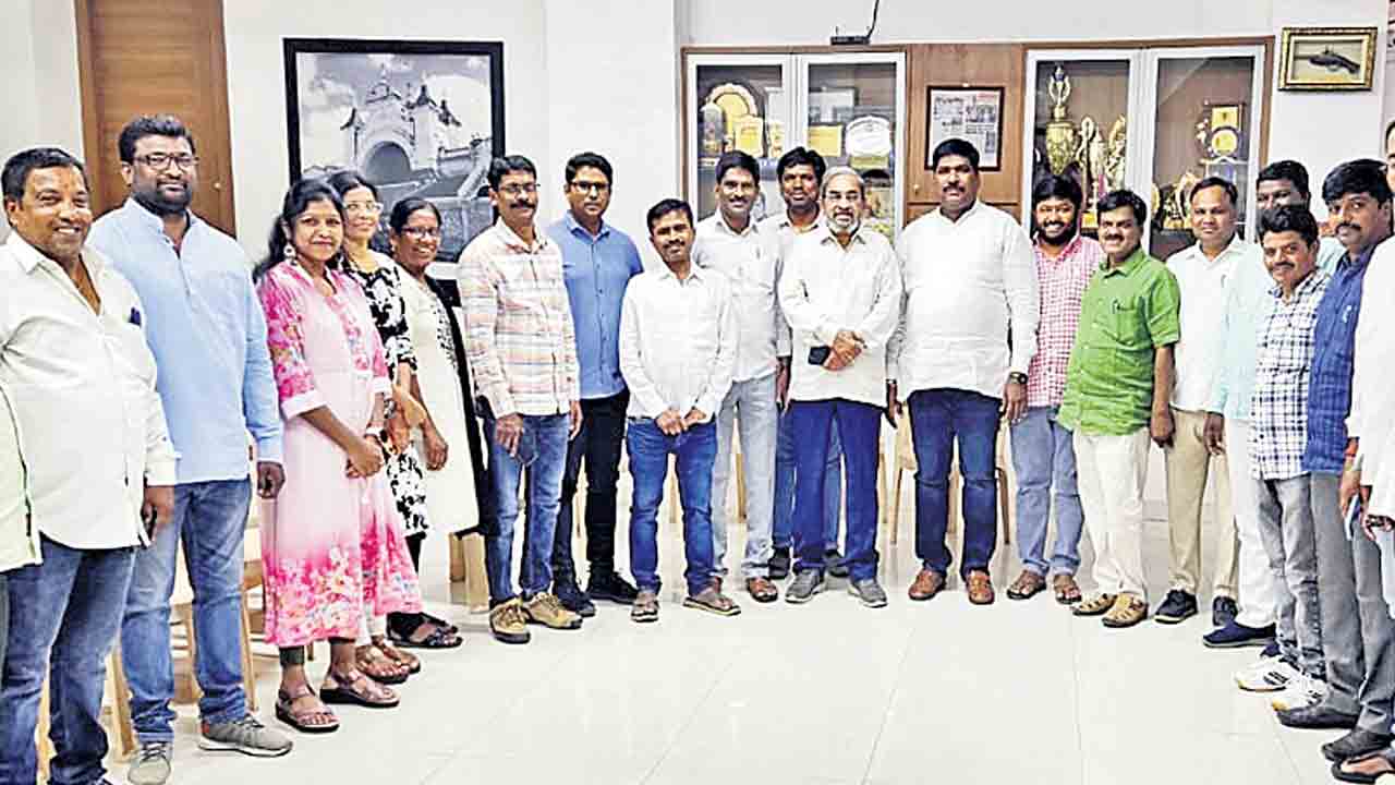 జర్నలిస్టుల సమస్యలు పరిష్కరించాలి