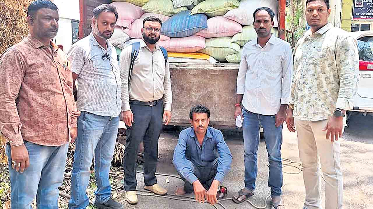 103 క్వింటాళ్ల రేషన్‌ బియ్యం పట్టివేత