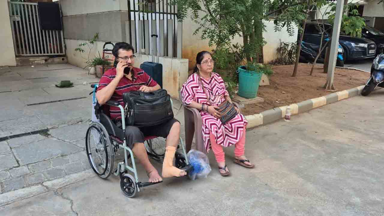 సినీ నటుడు రాజ్‌తరుణ్‌ ఇంటి వద్ద హైడ్రామా