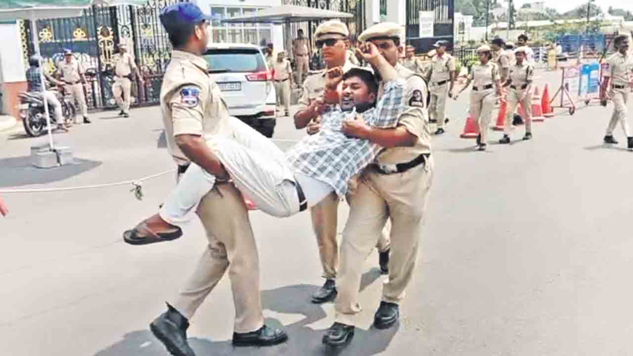 సమస్యలు పరిష్కరించాలి