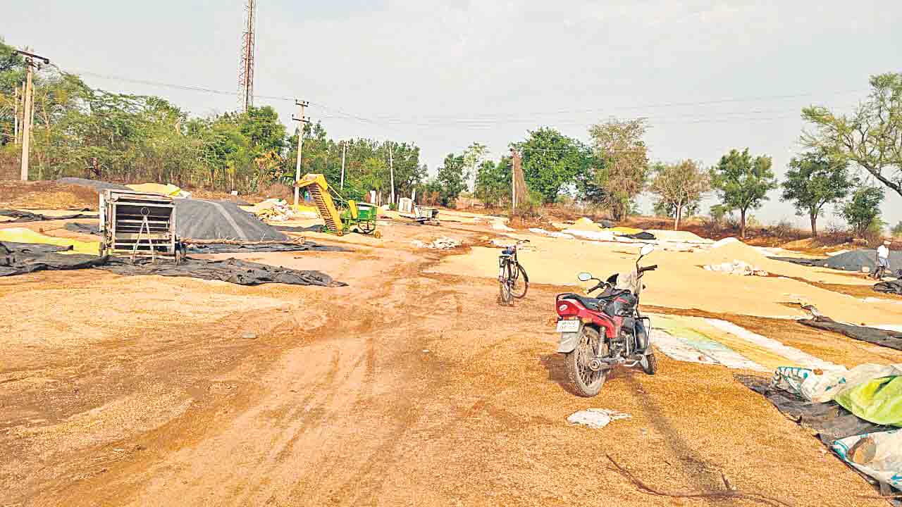 కొనుగోలు కేంద్రాల్లో తడిచిన ధాన్యం