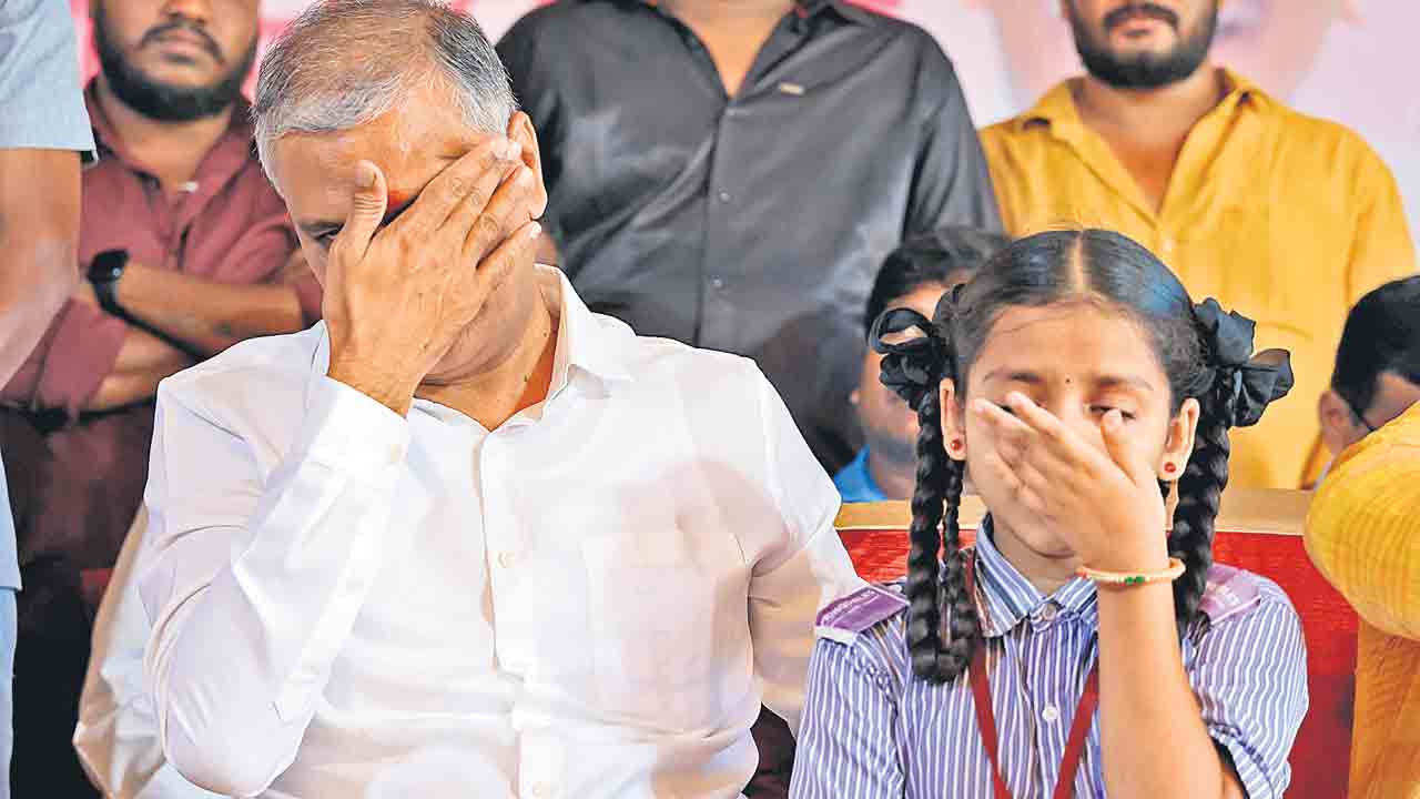 Harish Rao | చిన్నారి కథ.. చలించిన హరీశ్‌రావు.. వీడియో