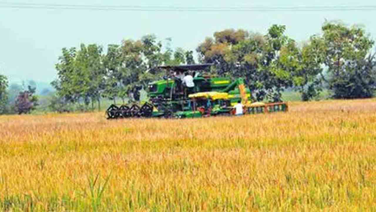 Harvesters | అకాల వర్షాల ఎఫెక్ట్‌.. హార్వెస్టర్లకు పెరిగిన డిమాండ్‌