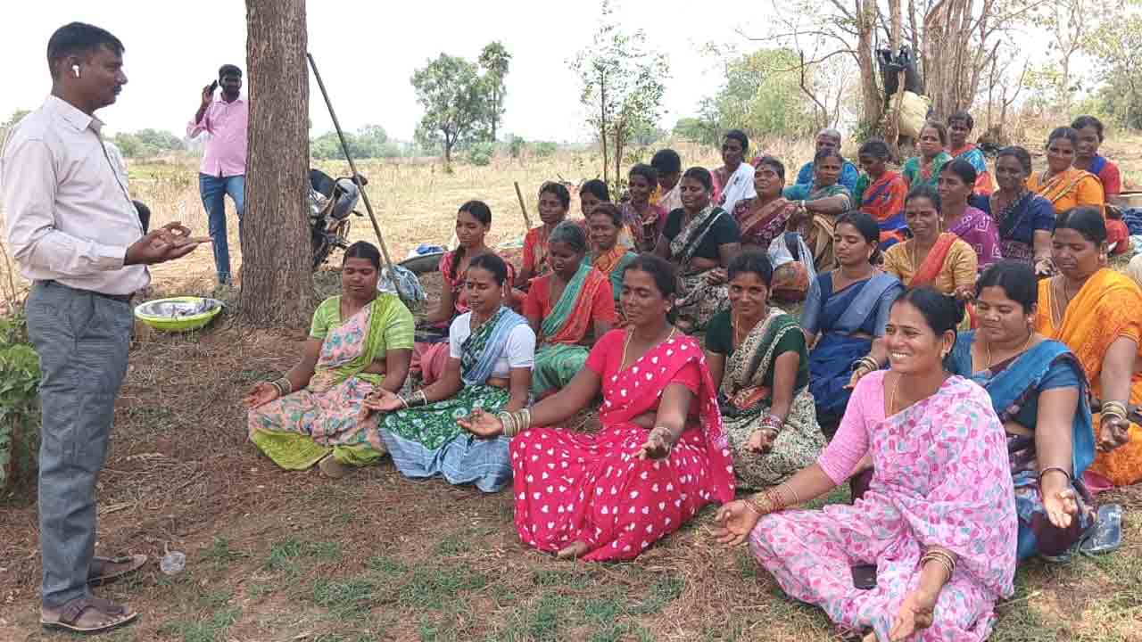 Health Safety Awareness | యోగా ద్వారా సంపూర్ణ ఆరోగ్యం.. ఉపాధి హామీ కూలీలకు ఆరోగ్య భద్రతపై అవగాహన