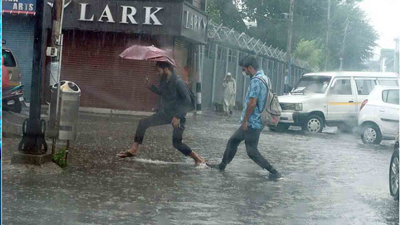 J&K Rain | జమ్ముకశ్మీర్‌లో వరుణ బీభత్సం.. విరిగిపడ్డ కొండచరియలు.. ముగ్గురు మృతి