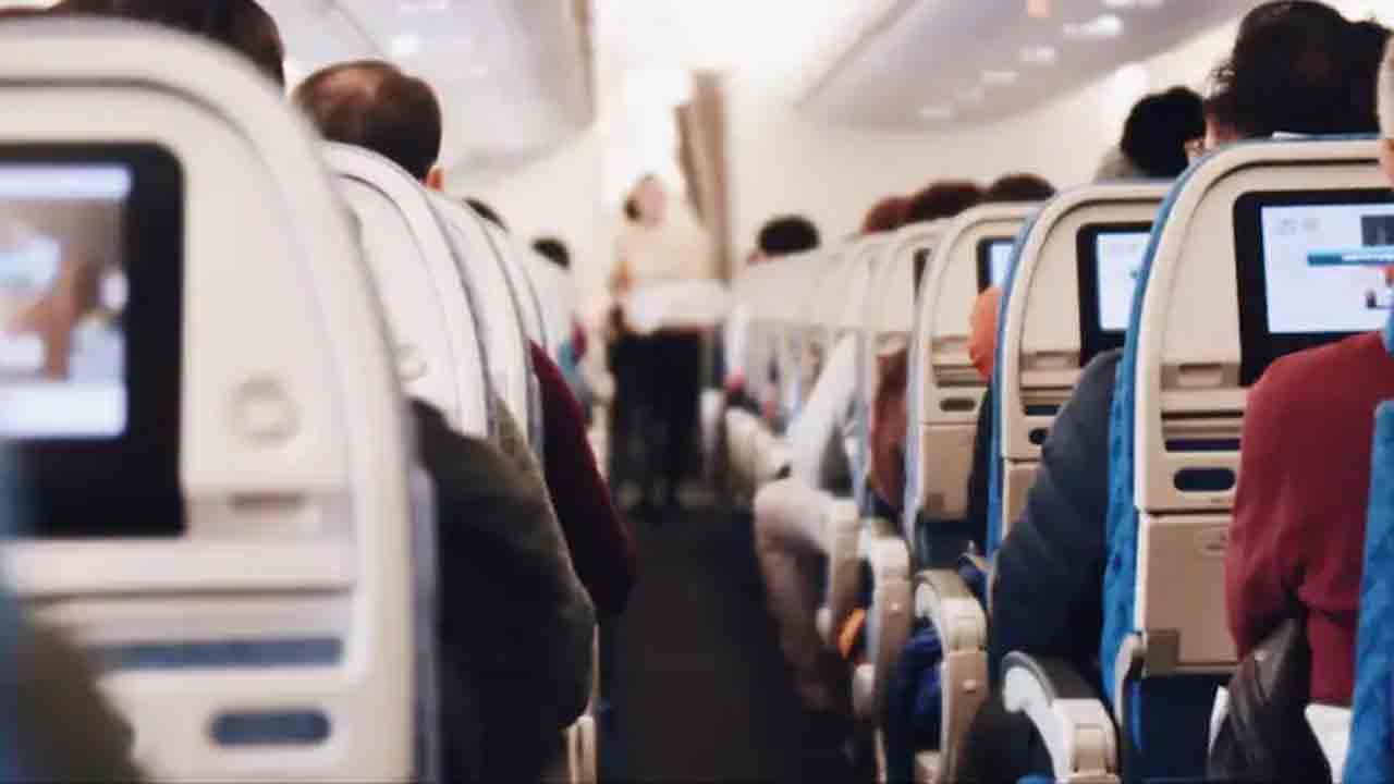 Hijack | కత్తితో బెదిరించి విమానం హైజాక్‌కు యత్నం.. నిందితుడిపై ప్రయాణికుడి కాల్పులు