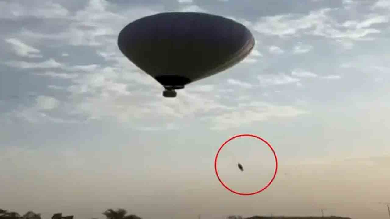 Hot Air Balloon | హాట్ ఎయిర్ బెలూన్‌పై నుంచి పడి వ్యక్తి మృతి.. షాకింగ్‌ వీడియో
