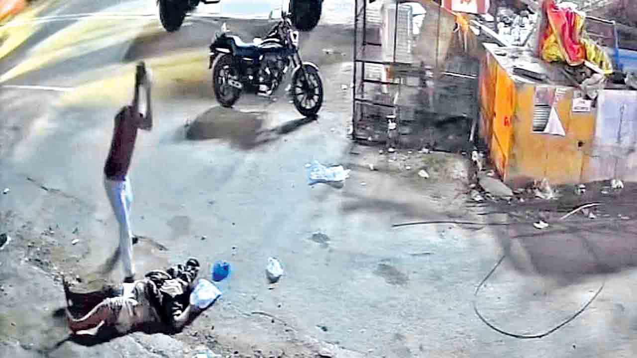నడిరోడ్డుపై బండరాయితో కొట్టి.. గర్భవతిపై భర్త హత్యాయత్నం