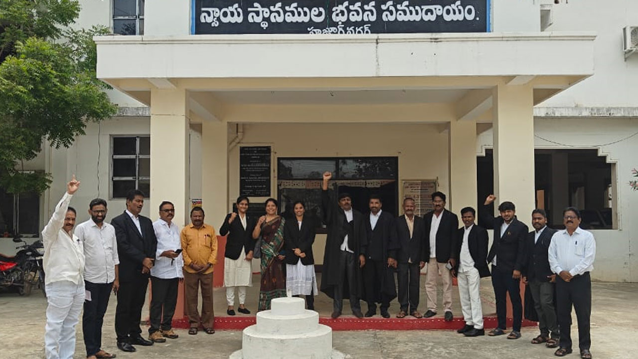 Huzurnagar | న్యాయవాదుల రక్షణకు ప్రత్యేక చట్టాన్ని రూపొందించాలి.. హుజూర్‌నగర్‌ కోర్టులో విధులు బహిష్కరించిన లాయర్లు