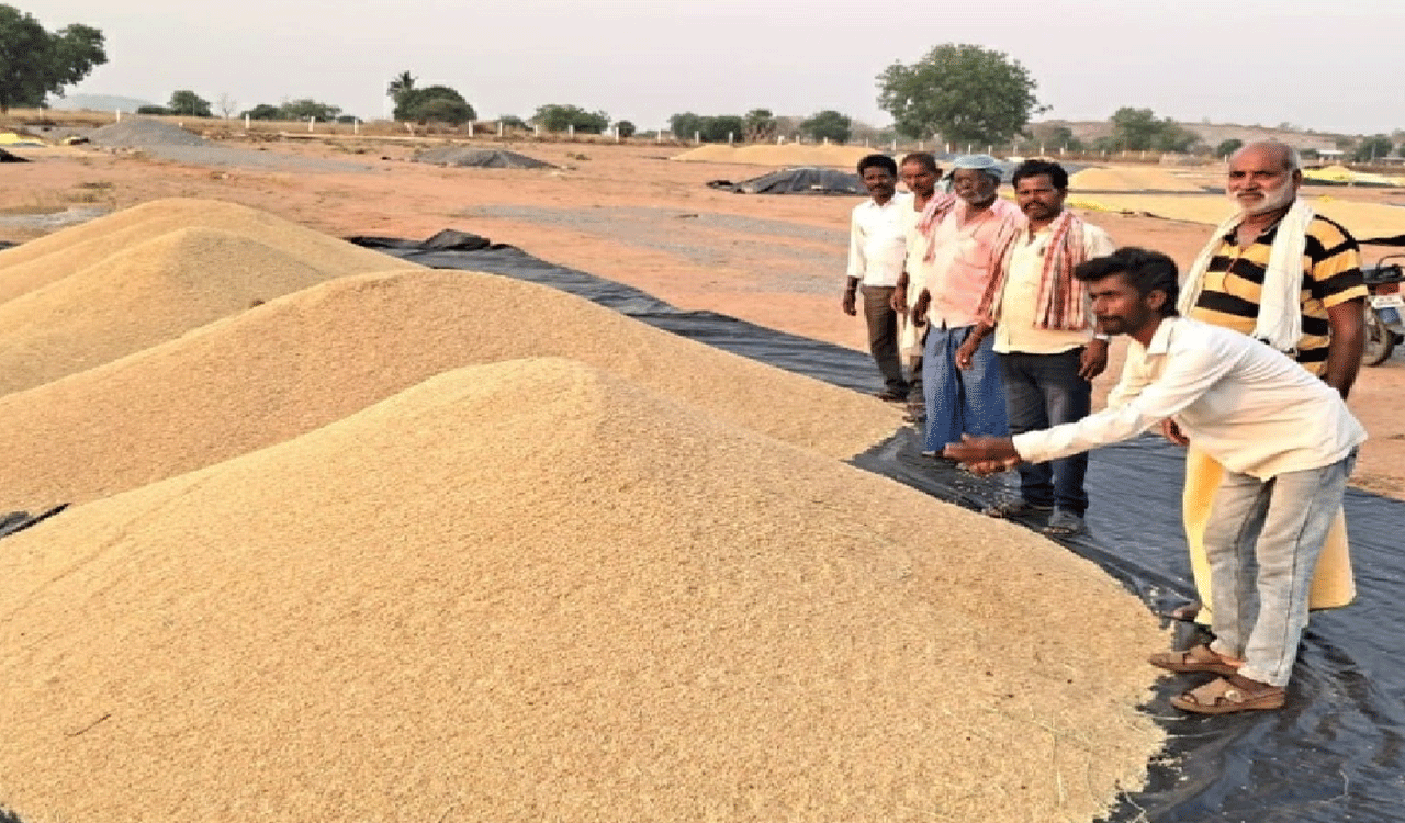 కొనుగోలు కేంద్రాలు ప్రారంభించక రైతుల వెతలు